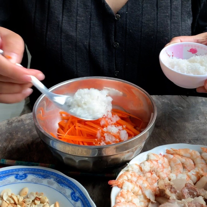Bước 2 Sơ chế các nguyên liệu khác Gỏi măng cụt non tôm thịt