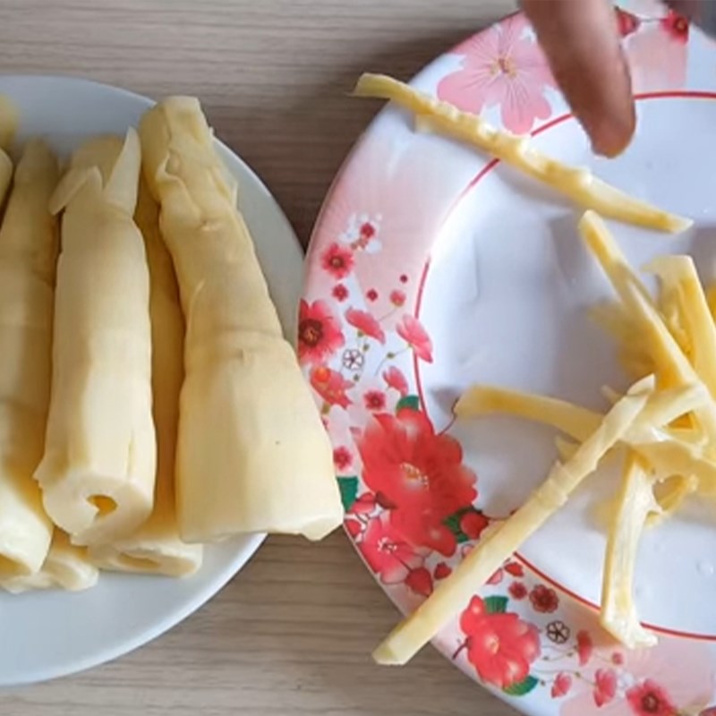 Bước 2 Sơ chế các nguyên liệu khác Ếch xào măng với lá lốt