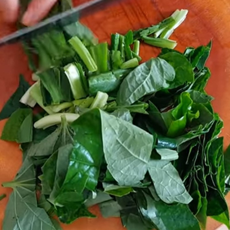 Bước 2 Sơ chế các nguyên liệu khác Ếch xào măng với lá lốt