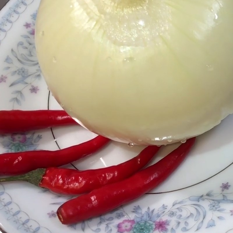 Bước 2 Sơ chế các nguyên liệu khác Đuôi heo hầm thuốc Bắc
