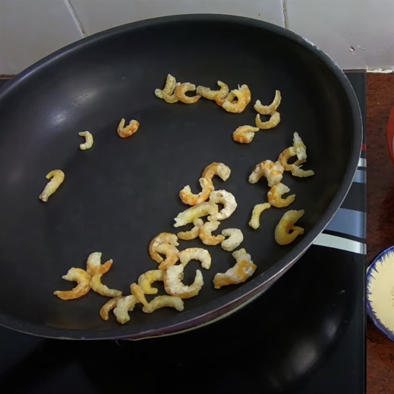 Bước 2 Xào nguyên liệu Mì trộn bò viên phô mai