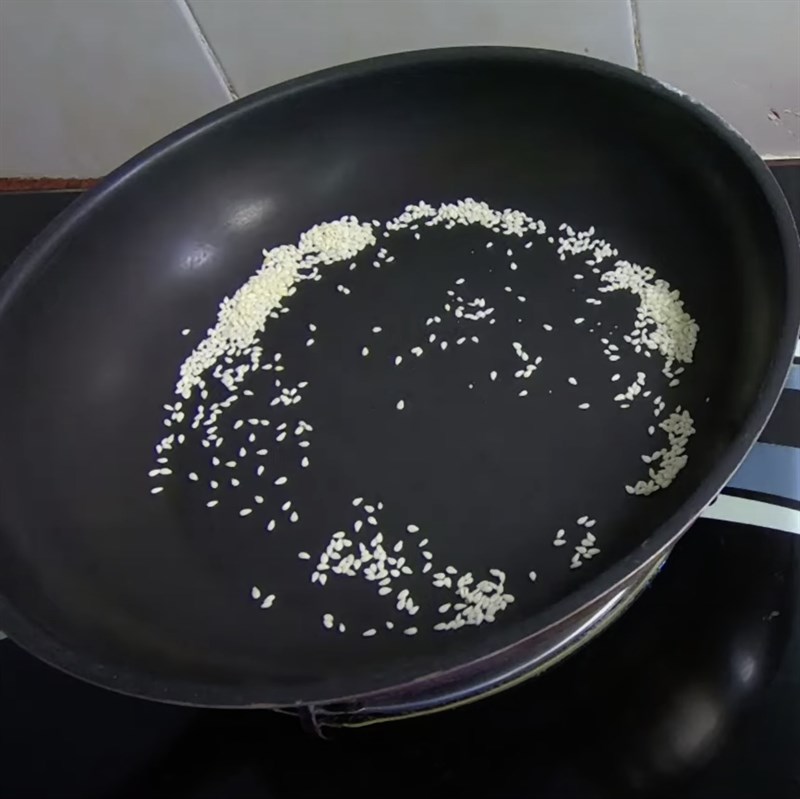Bước 2 Xào nguyên liệu Mì trộn bò viên phô mai