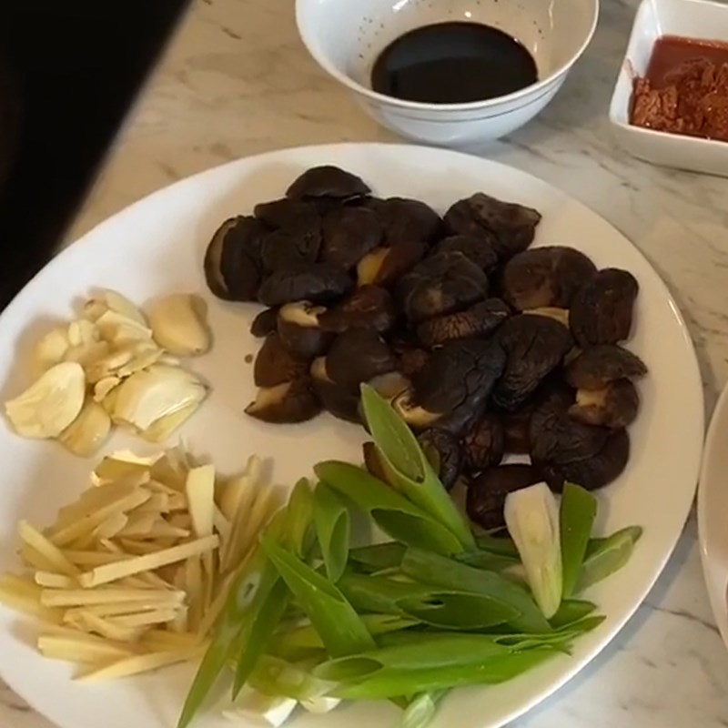 Bước 2 Sơ chế các nguyên liệu khác Vịt nấu nấm