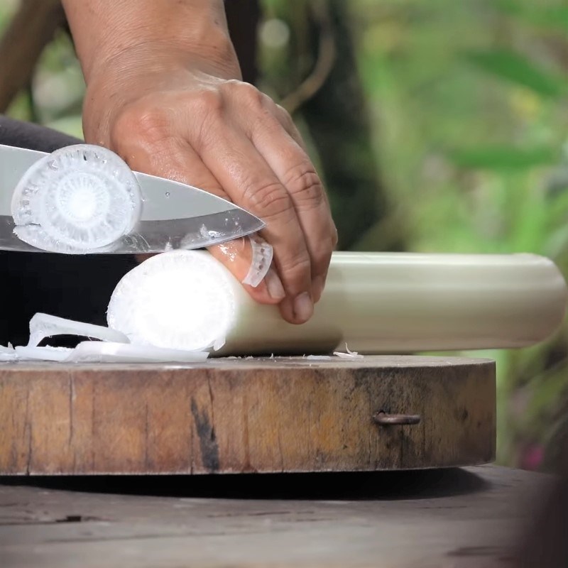 Bước 2 Sơ chế các nguyên liệu khác Canh cua nấu lá me