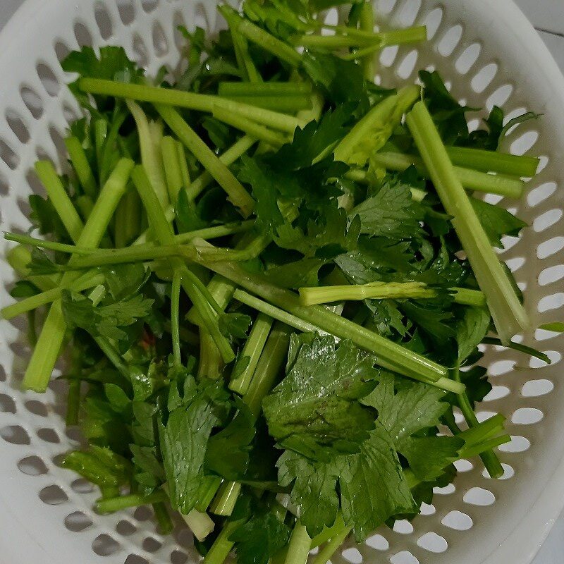 Bước 2 Sơ chế các nguyên liệu khác Bò xào chua ngọt