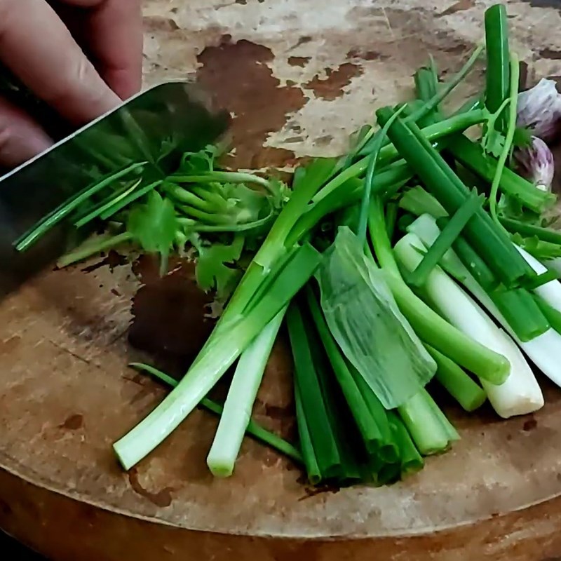 Bước 2 Sơ chế các nguyên liệu khác Bạch tuộc xào hành tây