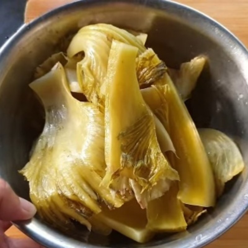 Bước 2 Sơ chế các nguyên liệu khác Nấm rơm xào dưa cải chua