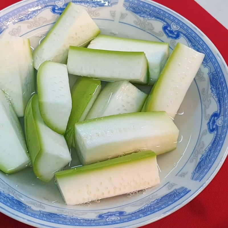Bước 3 Sơ chế các nguyên liệu khác Bầu kho nấm rơm
