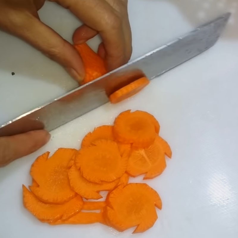 Bước 2 Sơ chế các nguyên liệu khác Khoai tây xào tỏi với cà rốt