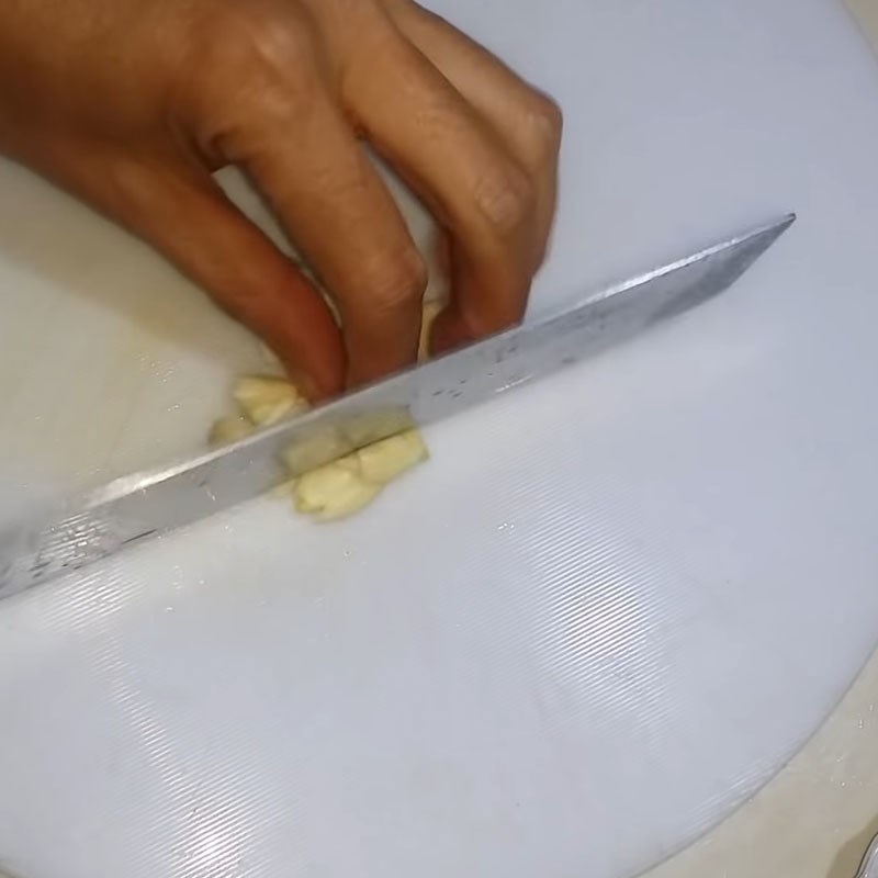Bước 2 Sơ chế các nguyên liệu khác Khoai tây xào tỏi với cà rốt