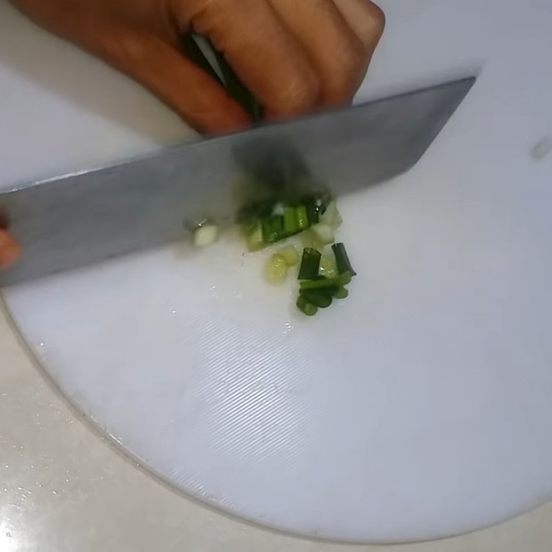Bước 2 Sơ chế các nguyên liệu khác Khoai tây xào tỏi với cà rốt