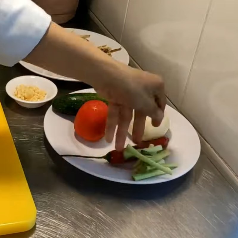 Bước 2 Sơ chế các nguyên liệu khác Khô cá đuối chiên nước mắm