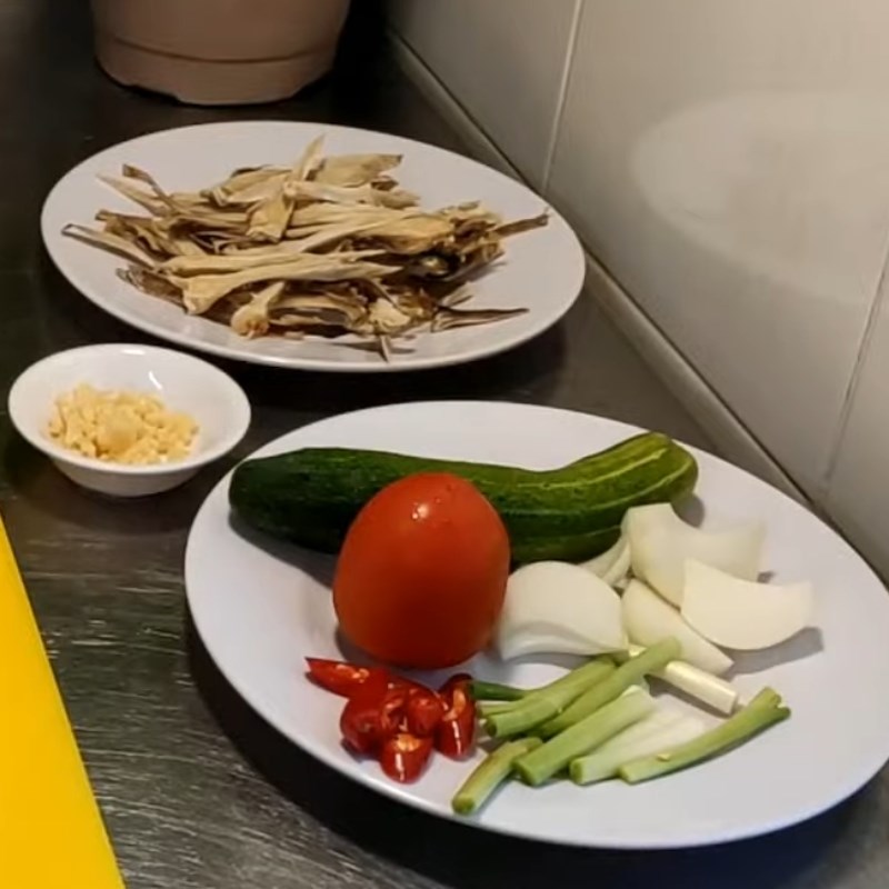 Bước 2 Sơ chế các nguyên liệu khác Khô cá đuối chiên nước mắm