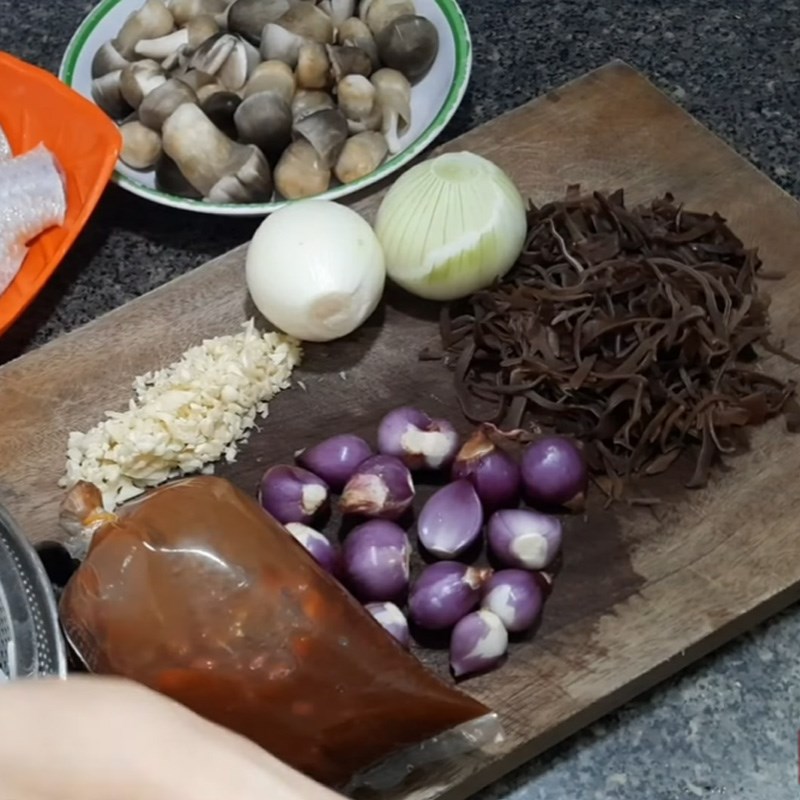 Bước 2 Sơ chế các nguyên liệu khác Cá diêu hồng kho tương hột với nấm