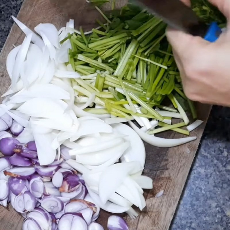 Bước 2 Sơ chế các nguyên liệu khác Cá diêu hồng kho tương hột với nấm