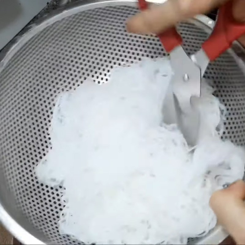 Bước 2 Sơ chế các nguyên liệu khác Cá diêu hồng kho tương hột với nấm