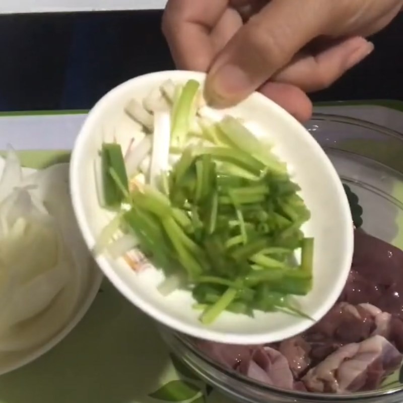 Bước 2 Sơ chế các nguyên liệu khác Lòng gà xào hành tây