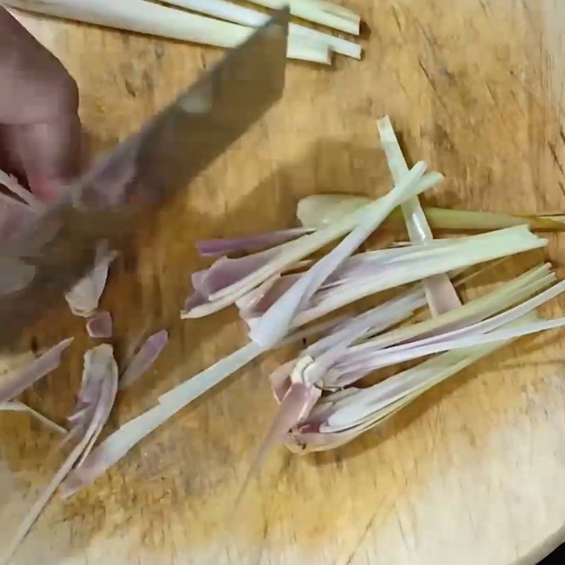 Bước 3 Sơ chế các nguyên liệu khác Cá bạc má kho tiêu