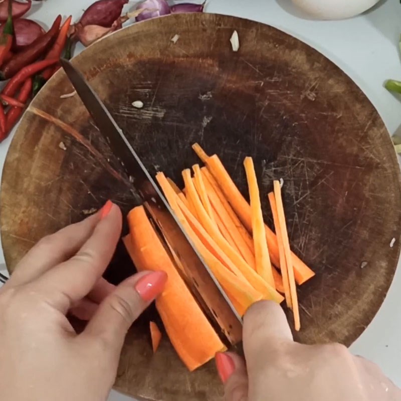 Bước 2 Sơ chế các nguyên liệu khác Bún gạo xào lòng gà