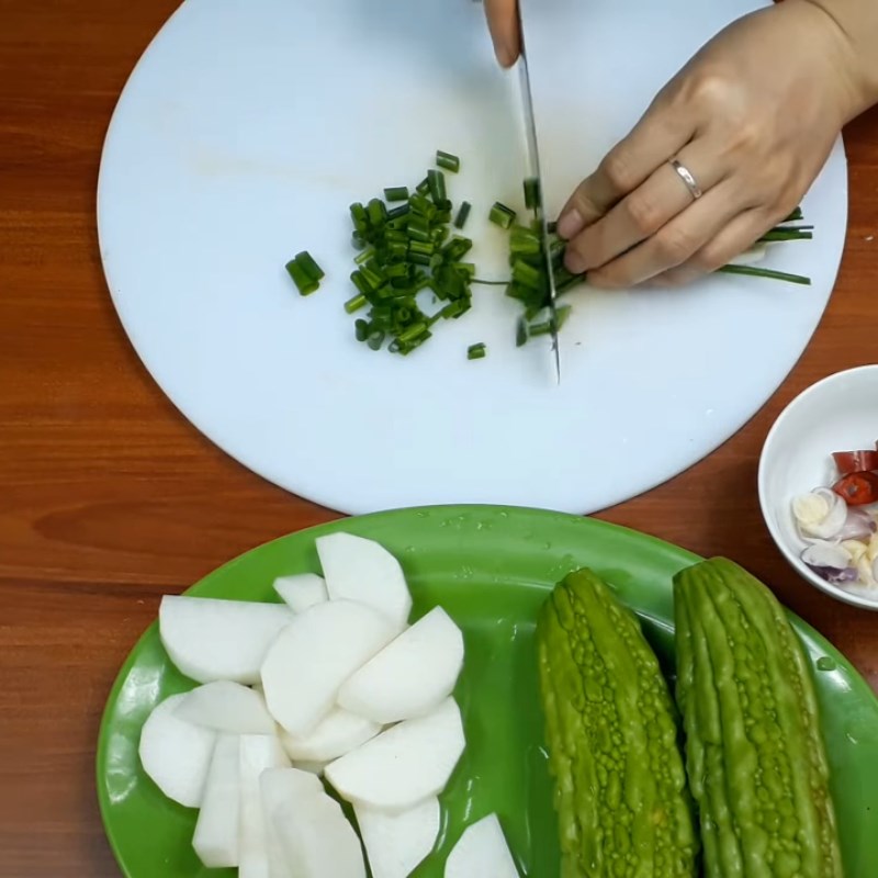 Bước 2 Sơ chế các nguyên liệu khác Vịt kho khổ qua