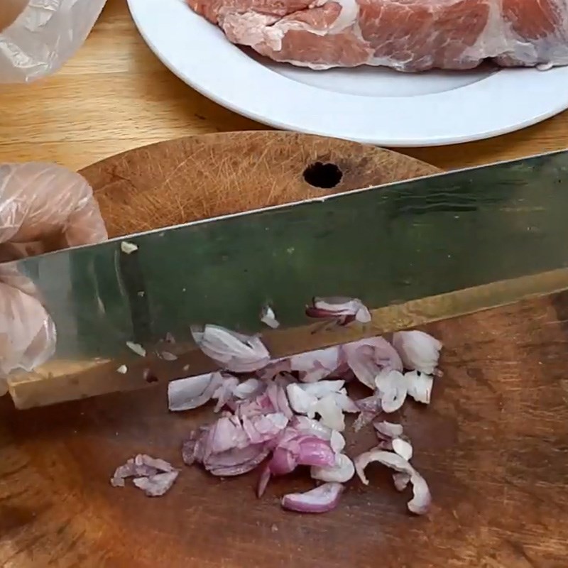 Bước 2 Sơ chế các nguyên liệu khác Thịt heo kho gừng