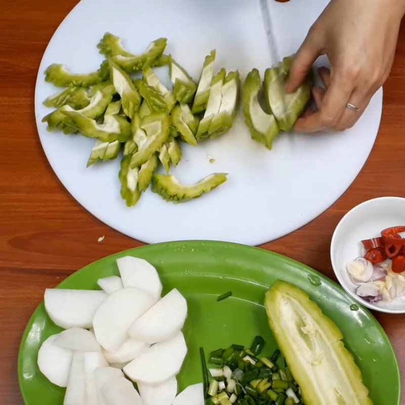 Bước 2 Sơ chế các nguyên liệu khác Vịt kho khổ qua