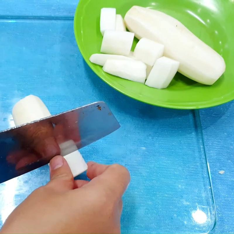 Bước 2 Sơ chế các nguyên liệu khác Thịt bò kho củ cải trắng
