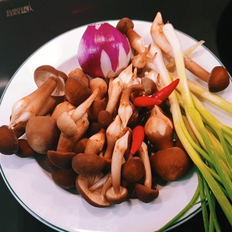 Bước 2 Sơ chế các nguyên liệu khác Nấm mối xào thịt bò