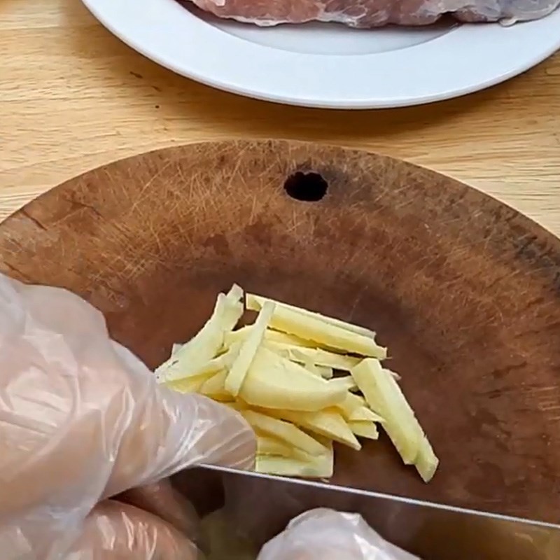 Bước 2 Sơ chế các nguyên liệu khác Thịt heo kho gừng
