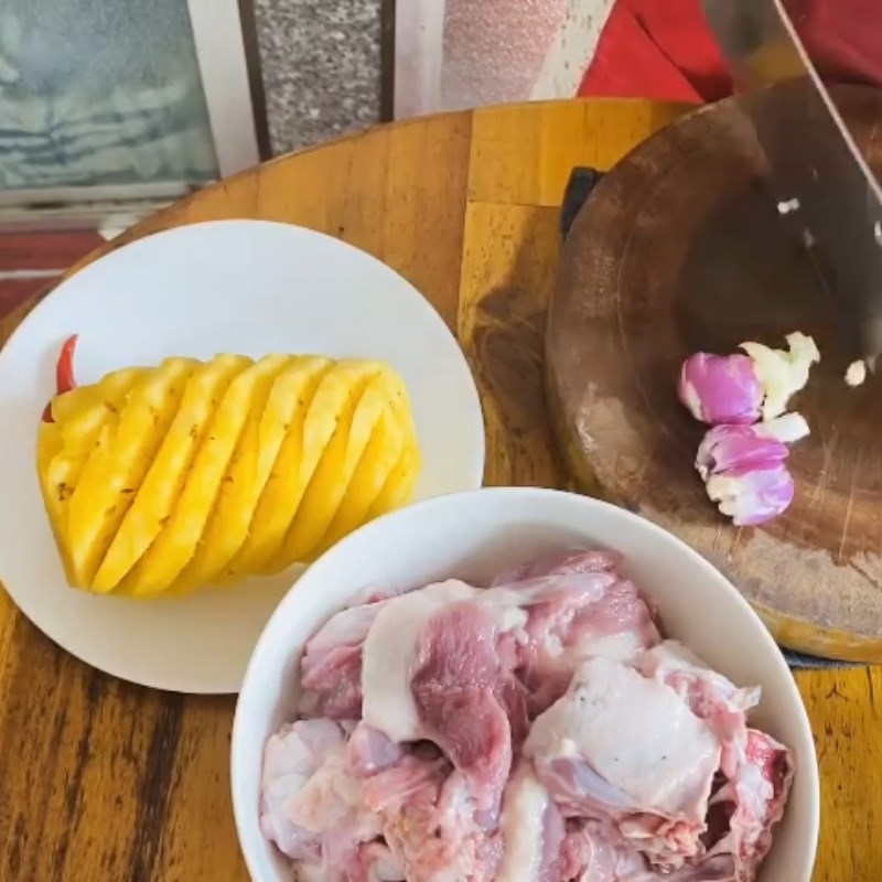 Bước 2 Sơ chế các nguyên liệu khác Vịt kho dứa