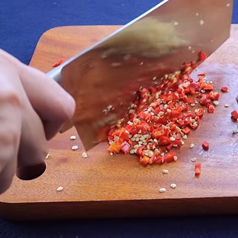 Bước 2 Sơ chế các nguyên liệu khác Cá chép giòn nướng muối ớt