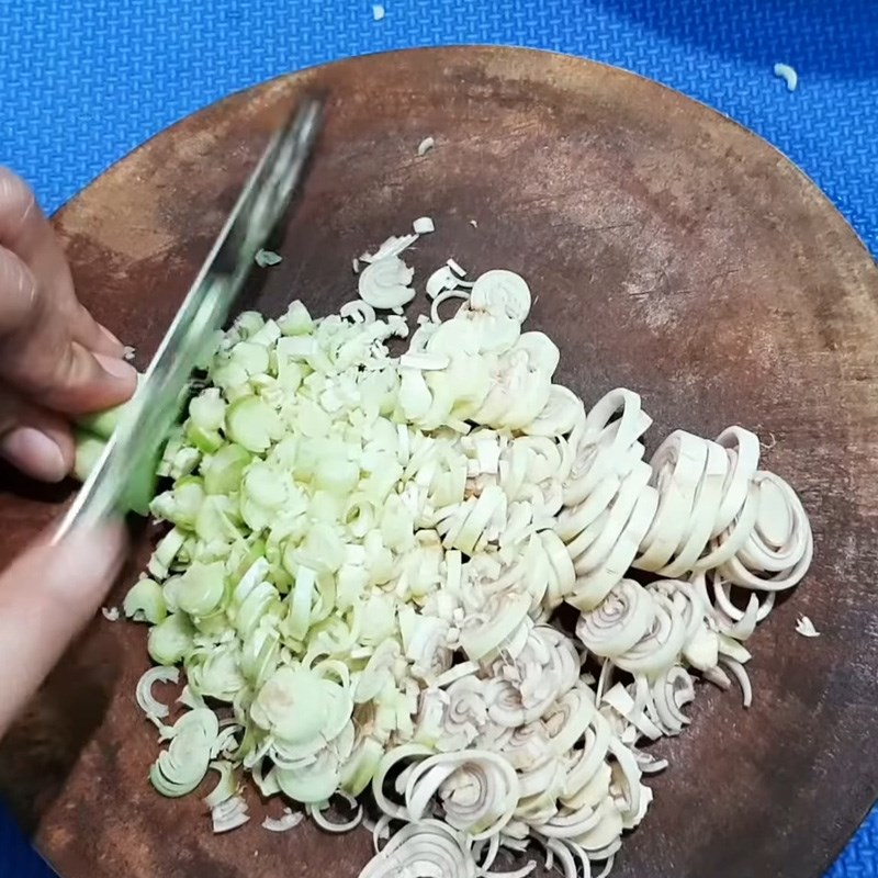Bước 2 Sơ chế các nguyên liệu khác Thịt heo kho sả