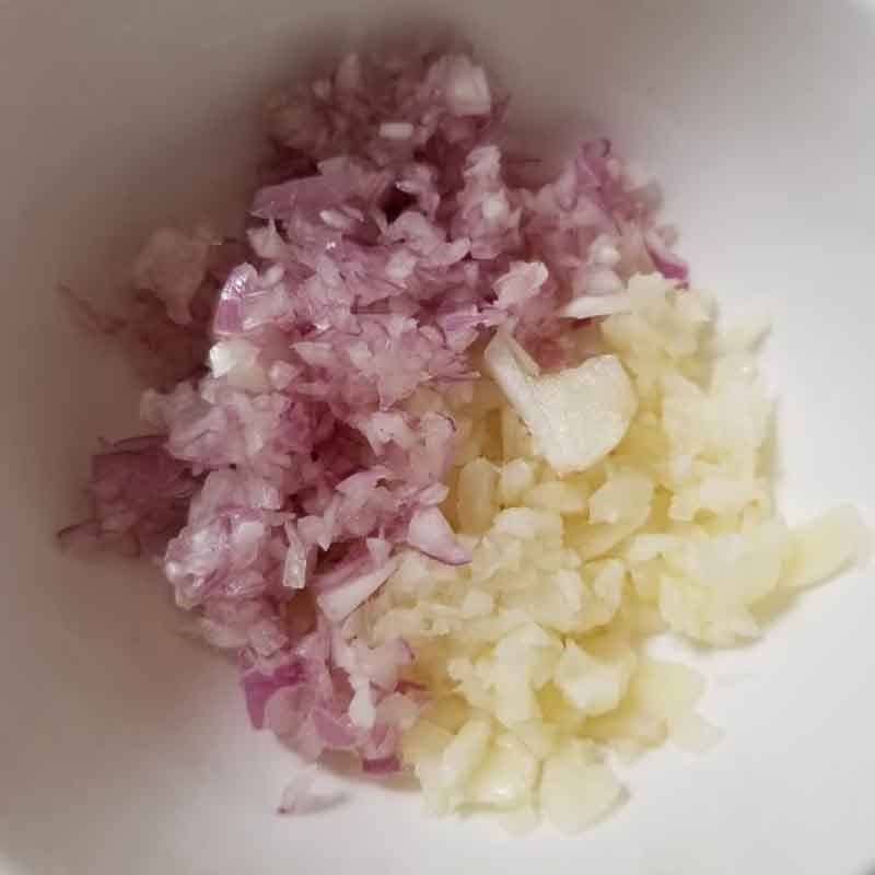 Bước 2 Sơ chế các nguyên liệu khác Canh bắp cải cuốn thịt bằm xương heo cà rốt
