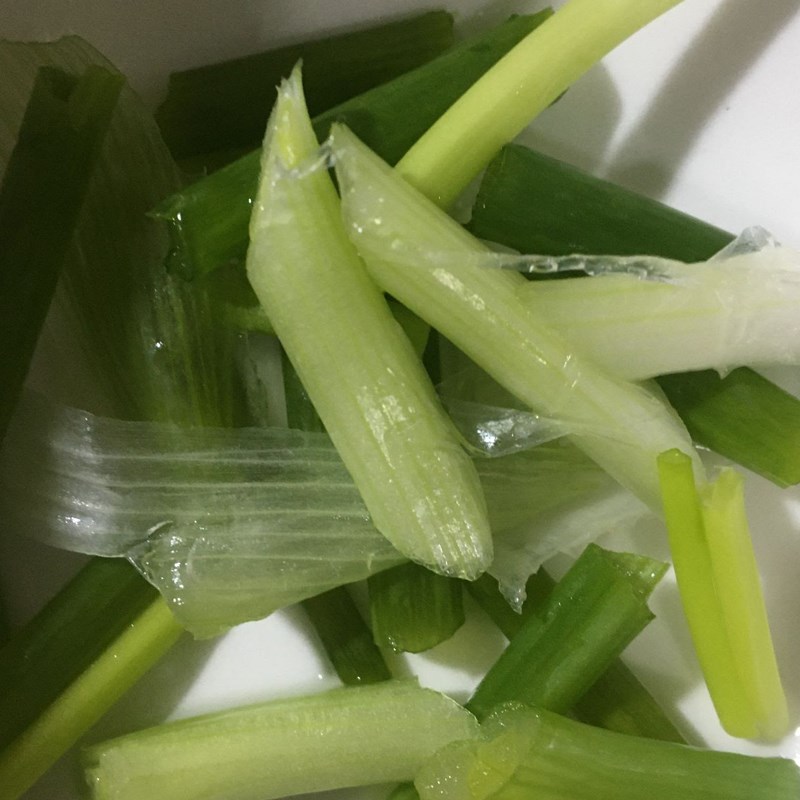 Bước 2 Sơ chế các nguyên liệu khác Cá nục kho cà chua (Công thức được chia sẻ từ người dùng)