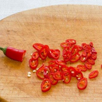 Bước 2 Sơ chế các nguyên liệu khác Cá nục kho tiêu