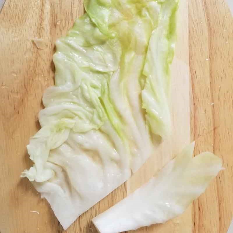 Bước 2 Sơ chế các nguyên liệu khác Canh bắp cải cuốn thịt bằm xương heo cà rốt