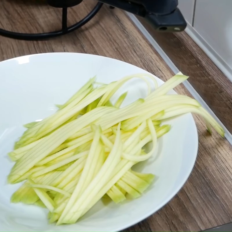 Bước 2 Sơ chế các nguyên liệu khác Gỏi xoài tôm khô