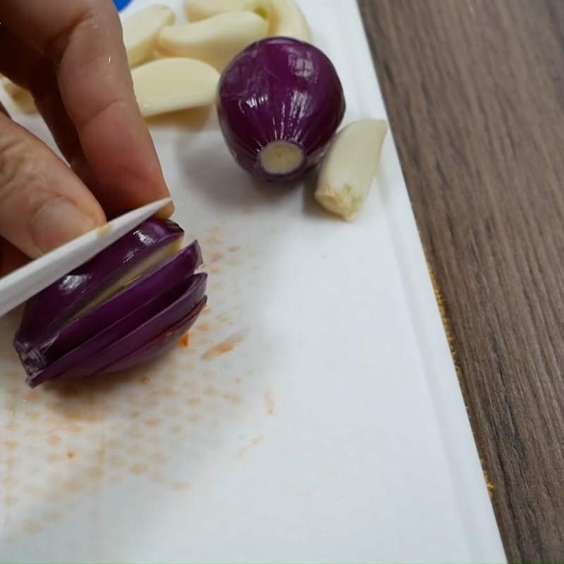 Bước 2 Sơ chế các nguyên liệu khác Gỏi xoài tôm khô