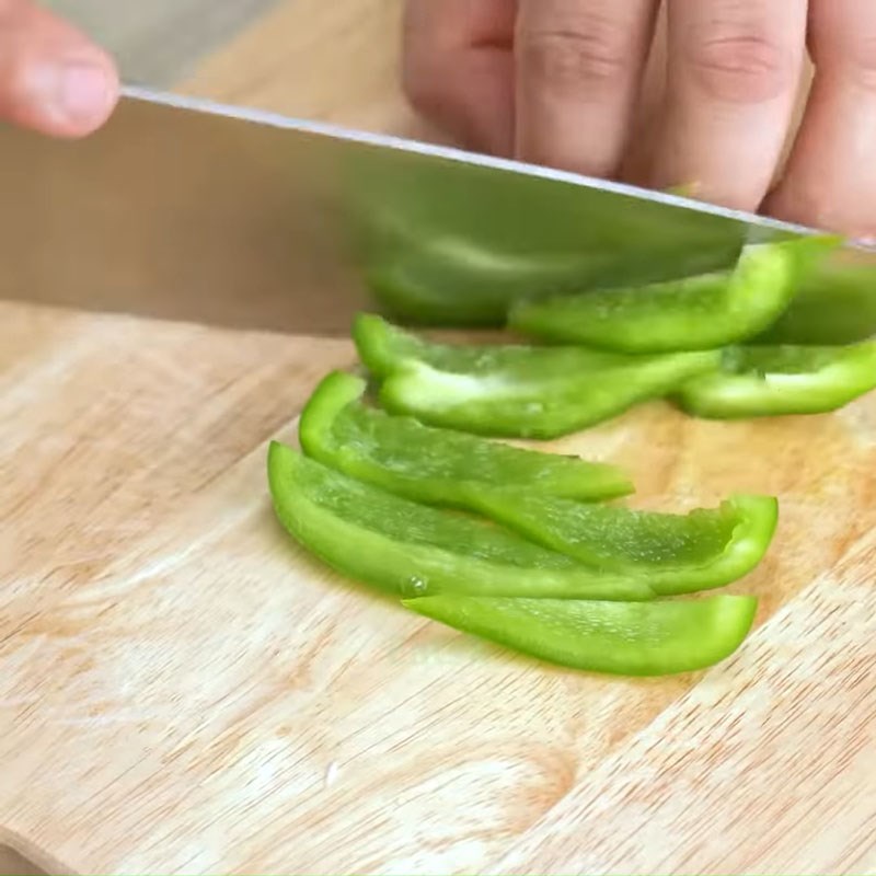 Bước 2 Sơ chế các nguyên liệu khác Bò xào ớt chuông hành tây