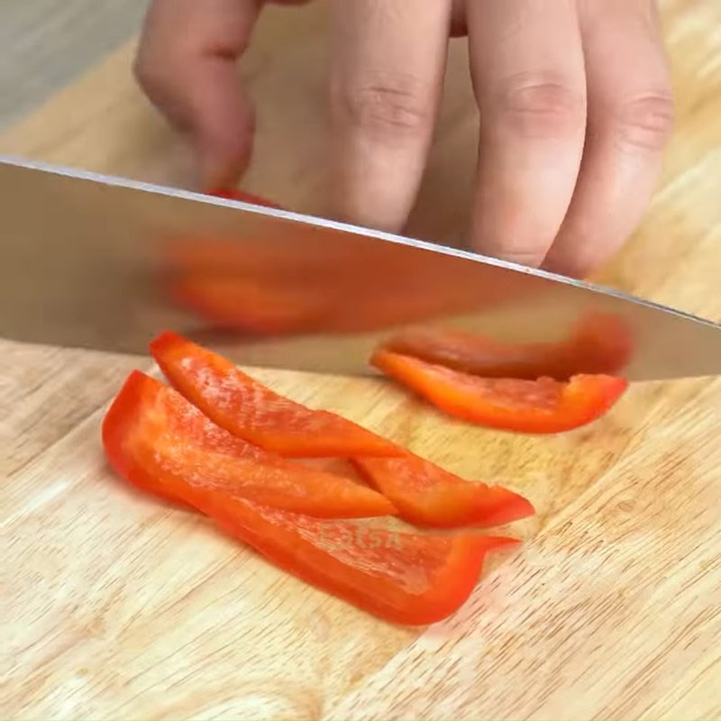Bước 2 Sơ chế các nguyên liệu khác Bò xào ớt chuông hành tây