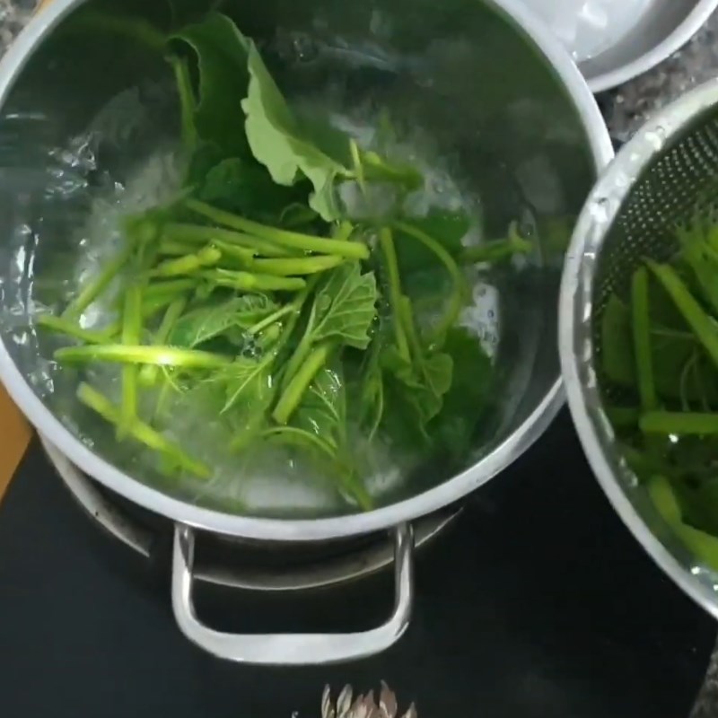 Bước 2 Sơ chế các nguyên liệu khác Rau bầu xào thịt bò