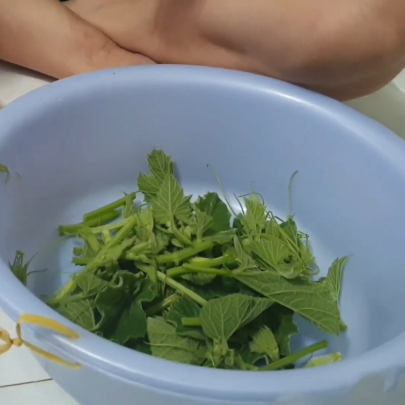 Bước 2 Sơ chế các nguyên liệu khác Rau bầu xào thịt bò