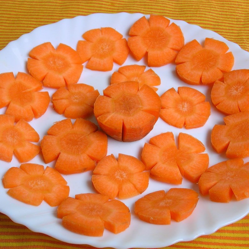 Bước 2 Sơ chế các nguyên liệu khác Canh bắp cải cuốn thịt bằm xương heo cà rốt