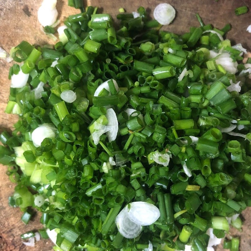 Bước 2 Sơ chế các nguyên liệu khác Cá lóc hấp mỡ hành