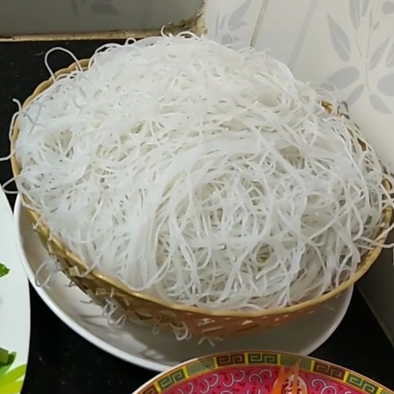 Bước 2 Sơ chế các nguyên liệu khác Bún xào rau cải thịt heo