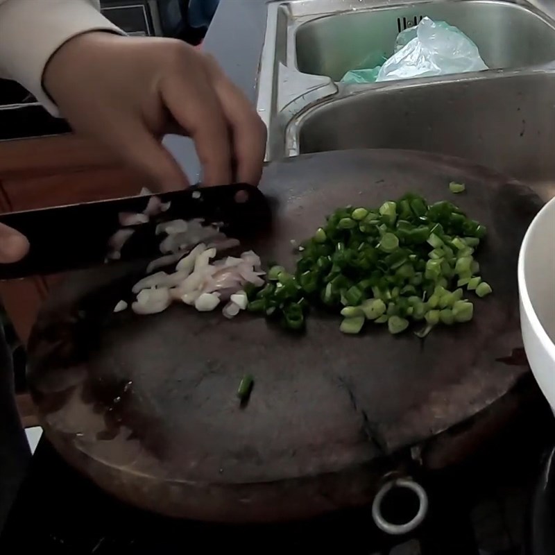 Bước 2 Sơ chế các nguyên liệu khác Khoai tây xào lòng gà