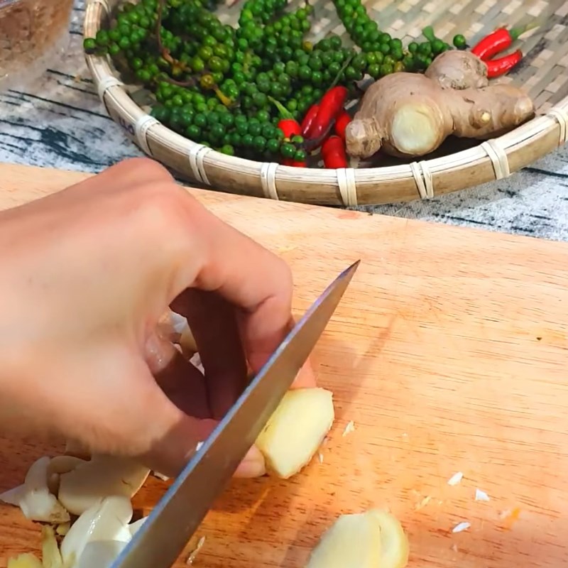 Bước 2 Sơ chế các nguyên liệu khác Ốc bươu nướng tiêu xanh