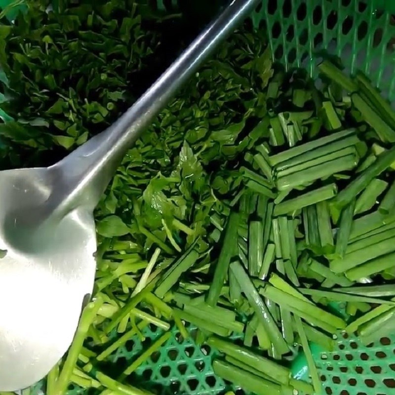 Bước 2 Sơ chế các nguyên liệu khác Chem chép xào rau cần