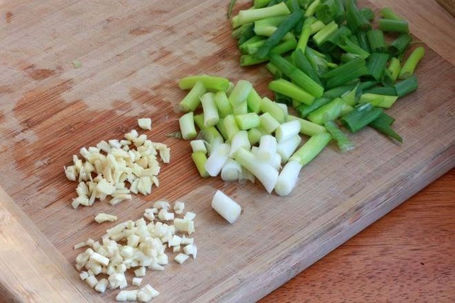 Bước 2 Sơ chế các nguyên liệu khác Mề gà xào cay