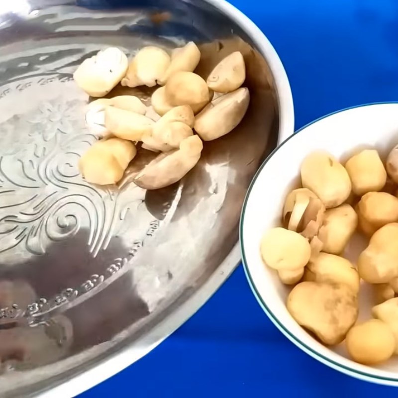 Bước 2 Sơ chế các nguyên liệu khác Củ kiệu xào thịt heo thập cẩm